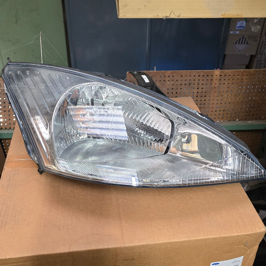 1085524 Ford Focus Optique avant droit
