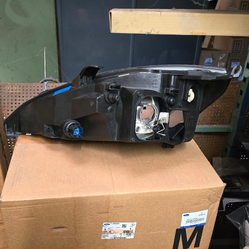 1085524 Ford Focus Optique avant droit — photo 3