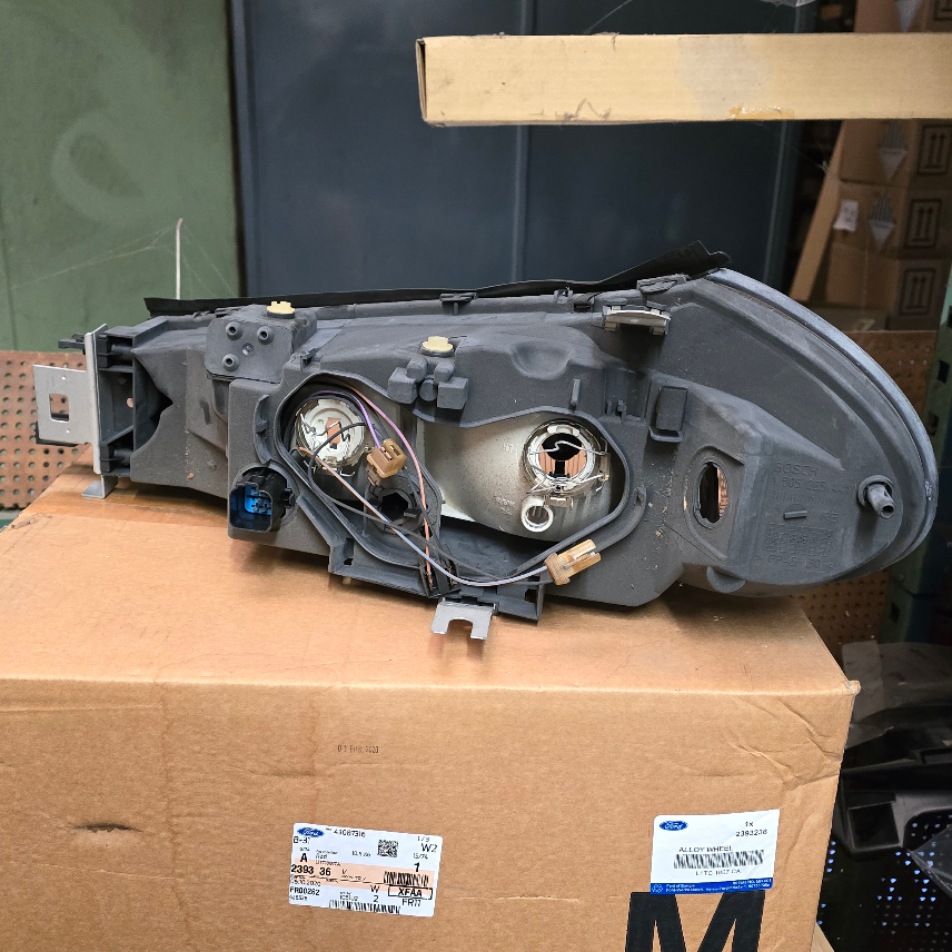 1087939 Ford Mondeo optique avant droit — photo 3