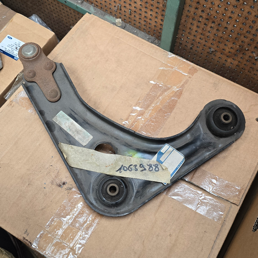 1063988 Ford Ka triangle de suspension