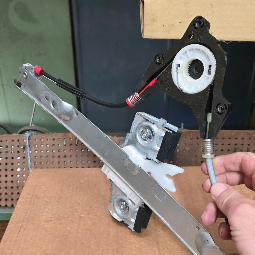 1633101 Ford Fiesta Lève glace Droit — photo 2