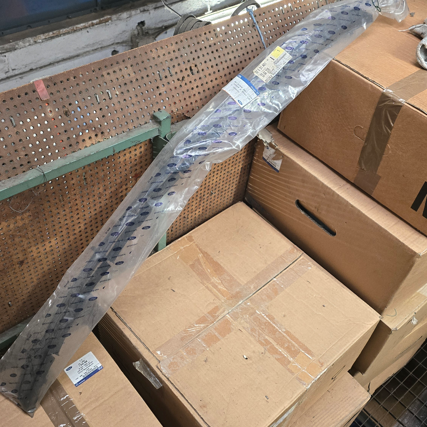 1344316 Ford Mondeo 2000 grille parechoc avant inférieur
