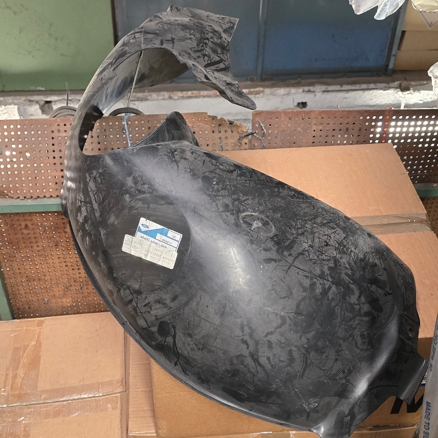 6894212 Ford Fiesta Pareboue aile avant gauche