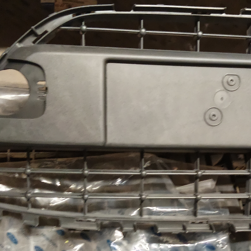 1766625 grilles radiateur Grille centrale pare-chocs avant avec trou FORD FIESTA MK6 phase 1 du 10/2008 au 10/2012 — photo 3