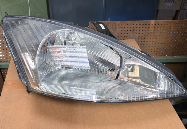 1085524 Ford Focus Optique avant droit 