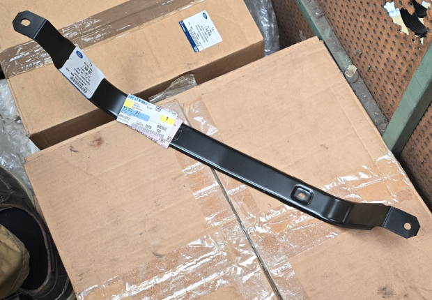 1535297 Ford Fiesta mk6 sangle de réservoir 